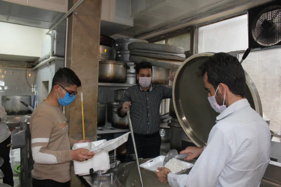 طبخ و توزیع 2000 پرس غذای گرم بین نیازمندان به همت بسیج دانشجویی دانشگاه فرهنگیان استان قزوین 6