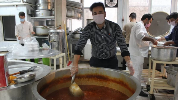 طبخ و توزیع 2000 پرس غذای گرم بین نیازمندان به همت بسیج دانشجویی دانشگاه فرهنگیان استان قزوین 12