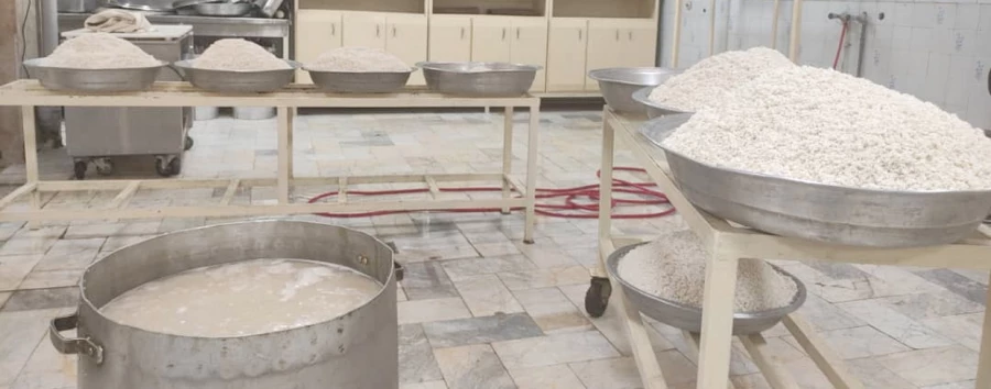 طبخ و توزیع 2000 پرس غذای گرم بین نیازمندان به همت بسیج دانشجویی دانشگاه فرهنگیان استان قزوین