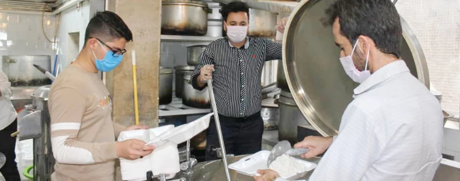 طبخ و توزیع 2000 پرس غذای گرم بین نیازمندان به همت بسیج دانشجویی دانشگاه فرهنگیان استان قزوین
