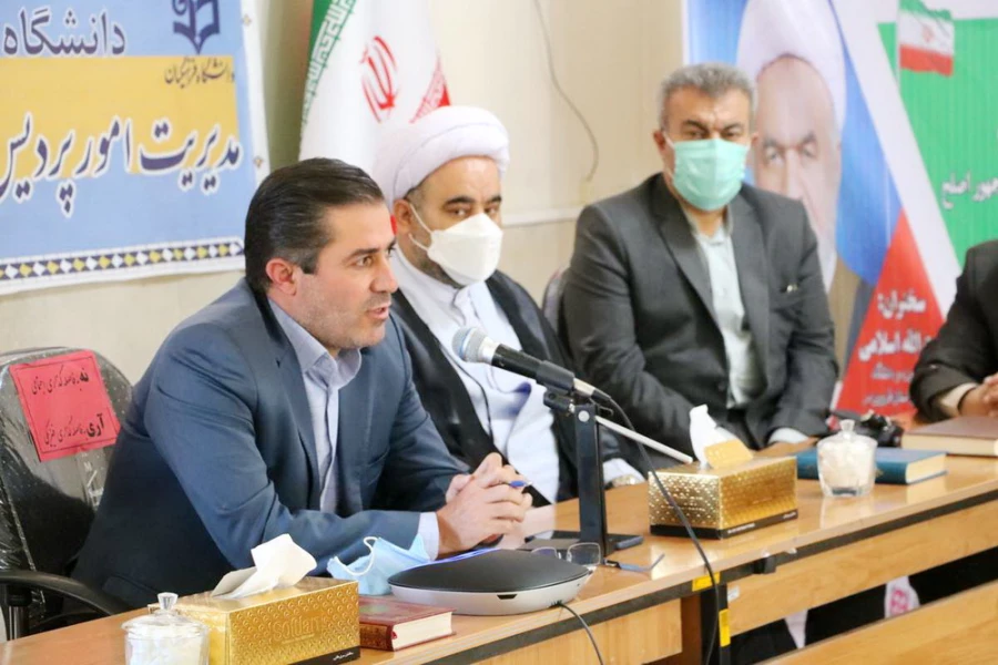 رییس جمهور اصلح از رنگ مردم دور نمی شود، با مردم و کنار مردم است. 3