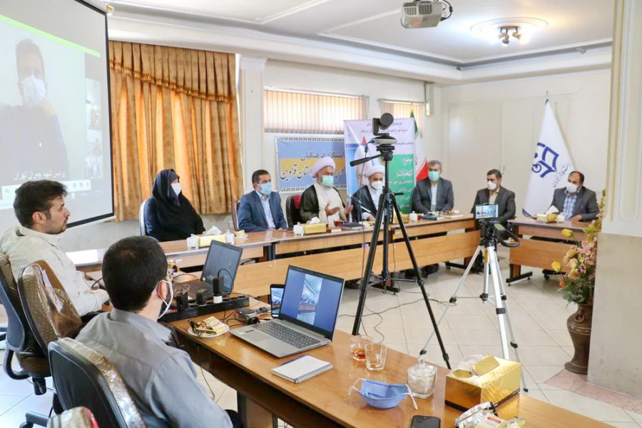 رییس جمهور اصلح از رنگ مردم دور نمی شود، با مردم و کنار مردم است. 4