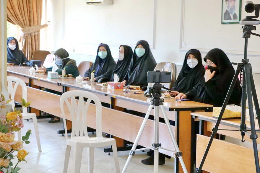 رییس جمهور اصلح از رنگ مردم دور نمی شود، با مردم و کنار مردم است. 5