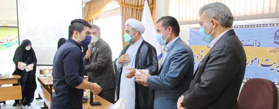 قدردانی از نمایندگان کلاس ها با اهدای لوح تقدیر و هدیه