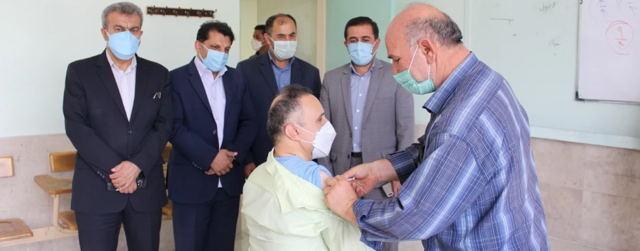 کارکنان اداری و اعضای هیات علمی دانشگاه فرهنگیان استان قزوین در اولین حضور پس از تعطیلات تابستانه واکسینه شدند.