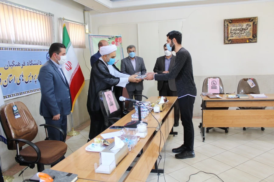 دانشجو معلمان امروز پویاتر و انقلابی تر در صحنه حضور دارند.  17