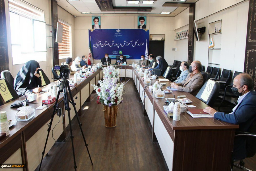 هیچ یک از انواع آموزش مجازی، جای معلم را نخواهد گرفت. 2