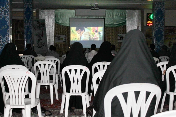 پخش و نقد فیلم "دیدن این فیلم جرم است" 5