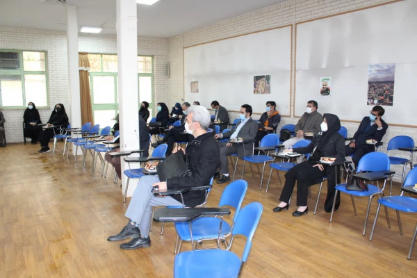 دانشجویان، معلمی را در کارورزی عملا تجربه می کند. 4