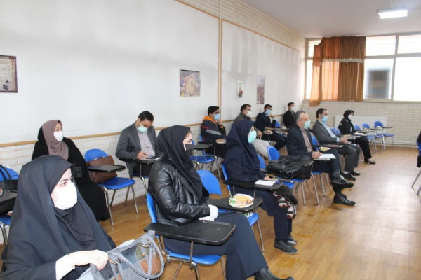 دانشجویان، معلمی را در کارورزی عملا تجربه می کند. 5