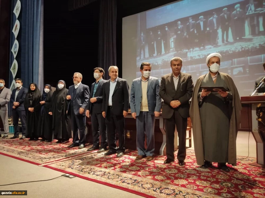 ورود افراد به وزارت آموزش و پرورش بدون دریافت گواهی صلاحیت حرفه ای ممنوع است. 2