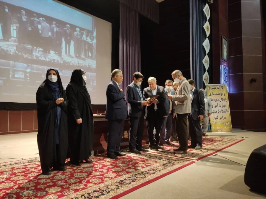 ورود افراد به وزارت آموزش و پرورش بدون دریافت گواهی صلاحیت حرفه ای ممنوع است. 3