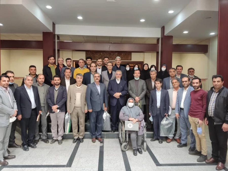 ورود افراد به وزارت آموزش و پرورش بدون دریافت گواهی صلاحیت حرفه ای ممنوع است. 7