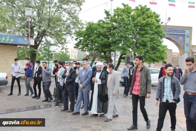 در گلزار شهدای قزوین با حضور اساتید، دانشجومعلمان و کارکنان برگزار شد:

طرح ضیافت شهدا با هدف ترویج ارزش های دفاع مقدس