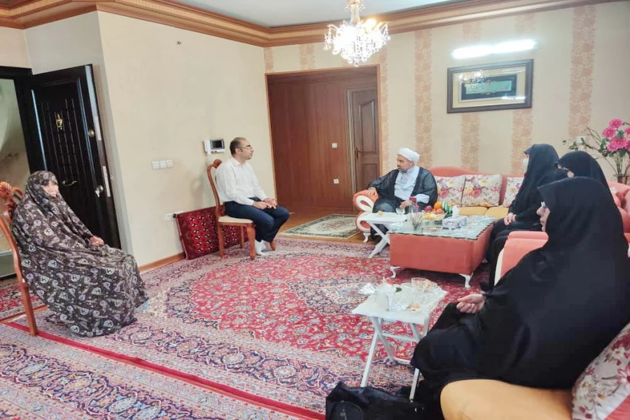 دیدار هیات رئیسه با خانواده های معلمان شهید