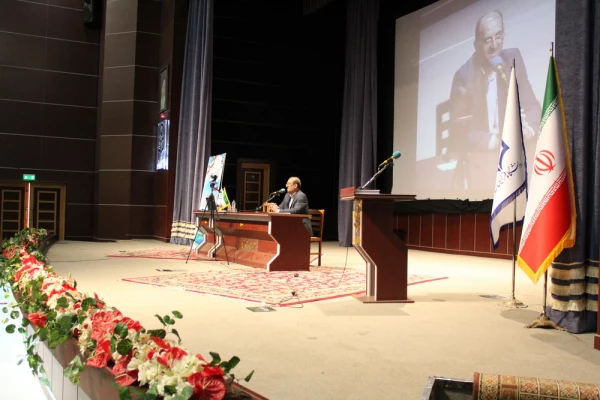 تاثیرگذاری رفتار مسؤولان دانشگاه بر عملکرد دانشجومعلمان و به دنبال آن تاثیر مضاعف بر عملکرد دانش آموزان غیر قابل انکار است 4