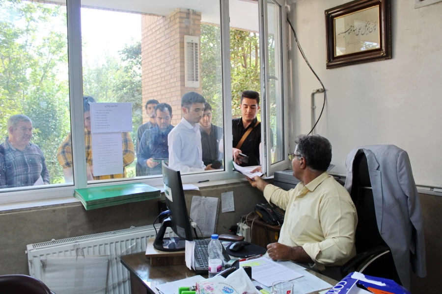 بازدید مدیر امور پردیس ها از روند ثبت نام پذیرفته شدگان کنکور 1401 به روایت تصویر 4