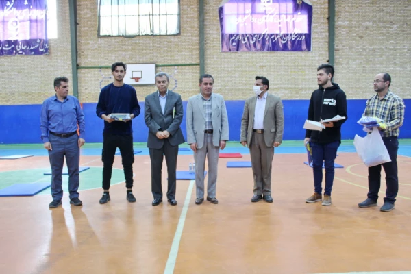 تقدیر از برگزیدگان مسابقات ورزشی به مناسبت گرامیداشت هفته تربیت بدنی به روایت تصویر 3