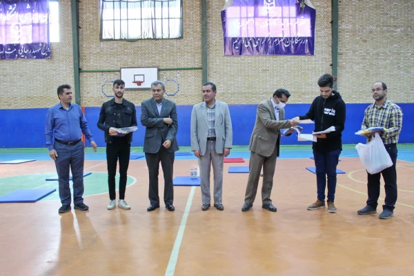 تقدیر از برگزیدگان مسابقات ورزشی به مناسبت گرامیداشت هفته تربیت بدنی به روایت تصویر 4