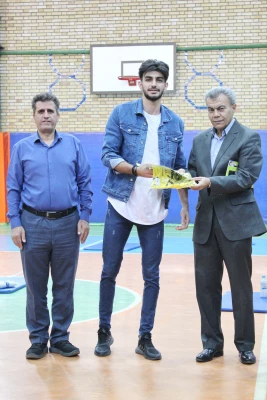 تقدیر از برگزیدگان مسابقات ورزشی به مناسبت گرامیداشت هفته تربیت بدنی به روایت تصویر 7