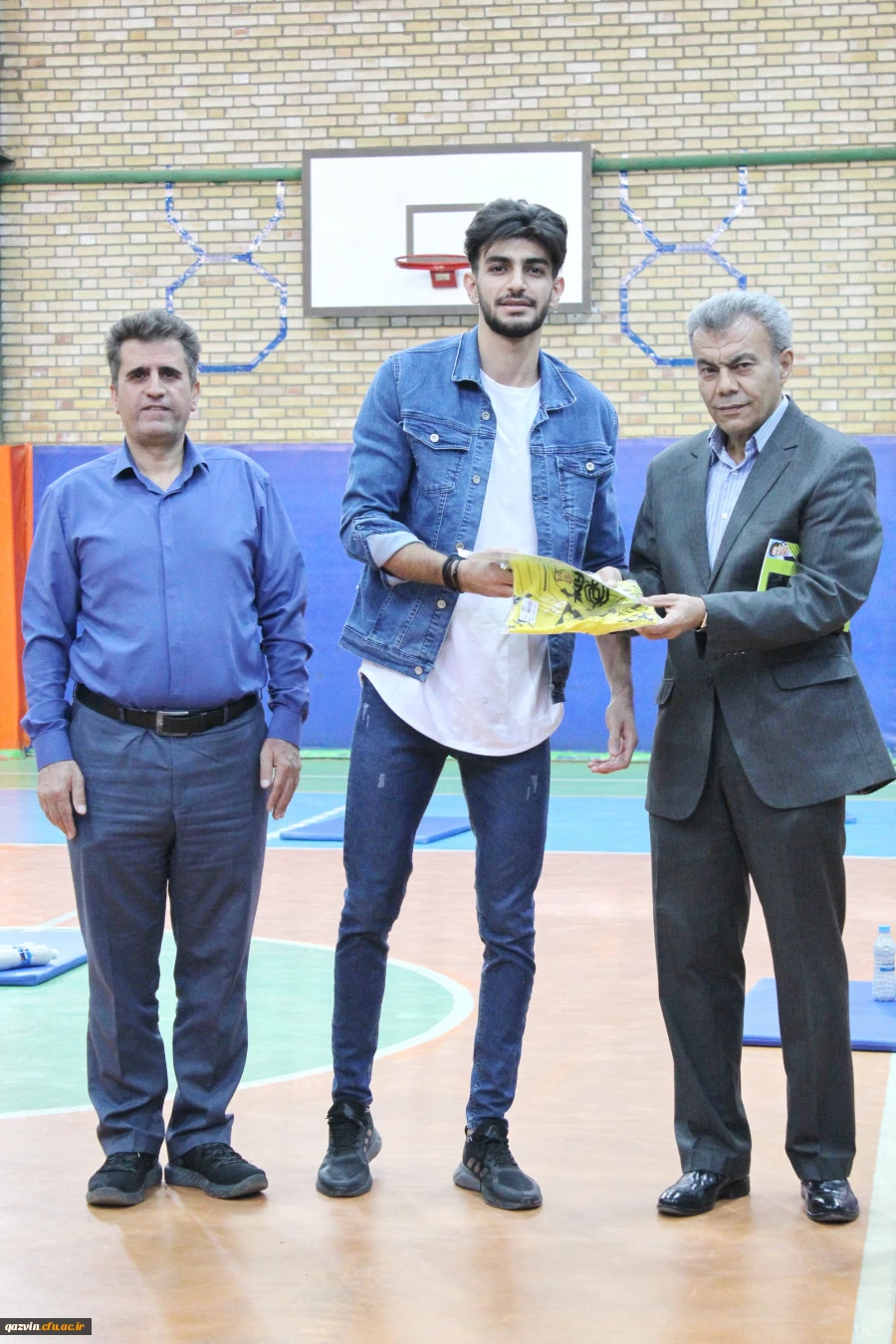 تقدیر از برگزیدگان مسابقات ورزشی به مناسبت گرامیداشت هفته تربیت بدنی به روایت تصویر 7