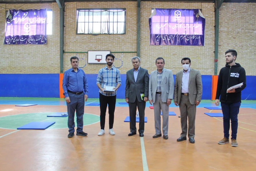 تقدیر از برگزیدگان مسابقات ورزشی به مناسبت گرامیداشت هفته تربیت بدنی به روایت تصویر 8