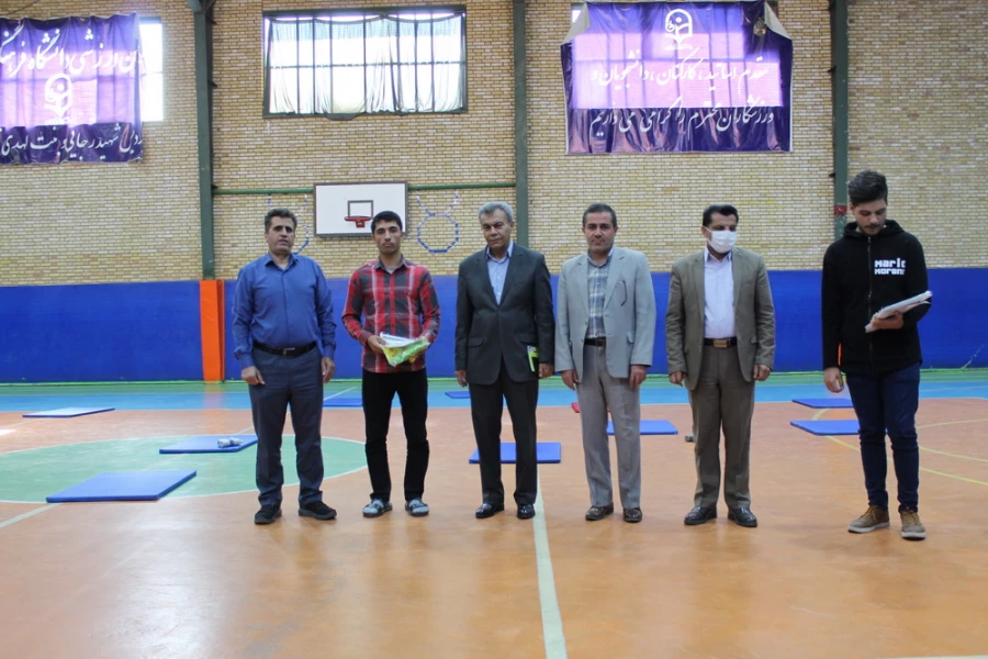 تقدیر از برگزیدگان مسابقات ورزشی به مناسبت گرامیداشت هفته تربیت بدنی به روایت تصویر 9