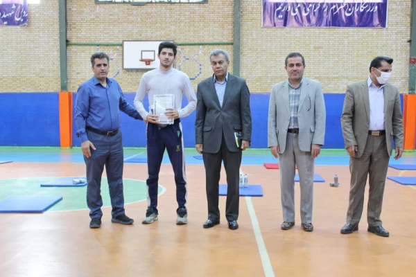 تقدیر از برگزیدگان مسابقات ورزشی به مناسبت گرامیداشت هفته تربیت بدنی به روایت تصویر 10