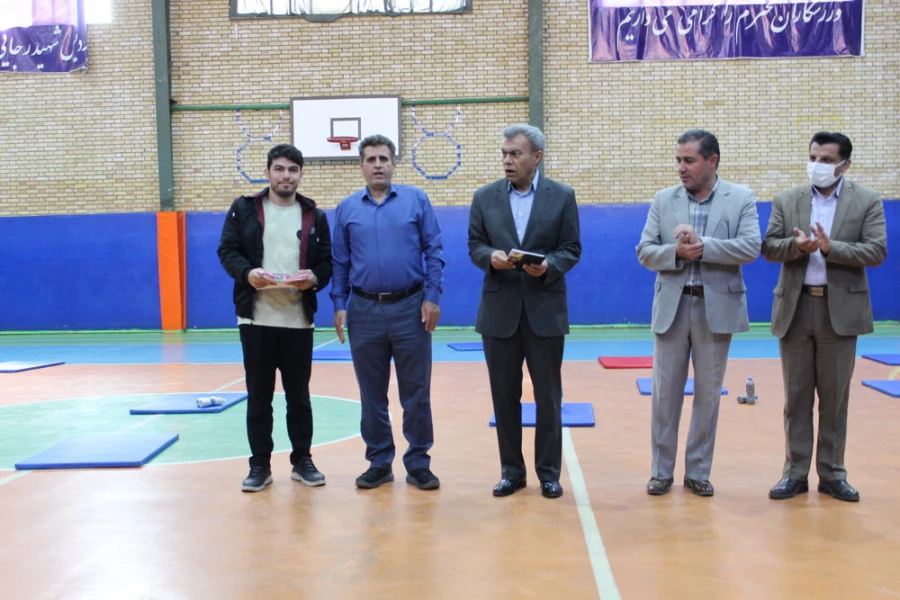 تقدیر از برگزیدگان مسابقات ورزشی به مناسبت گرامیداشت هفته تربیت بدنی به روایت تصویر 13