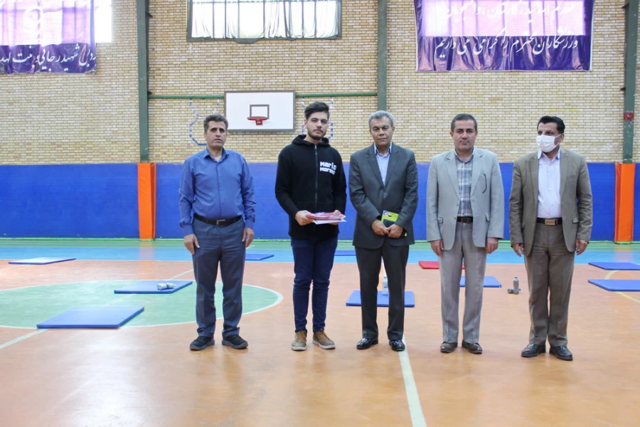 تقدیر از برگزیدگان مسابقات ورزشی به مناسبت گرامیداشت هفته تربیت بدنی به روایت تصویر 11