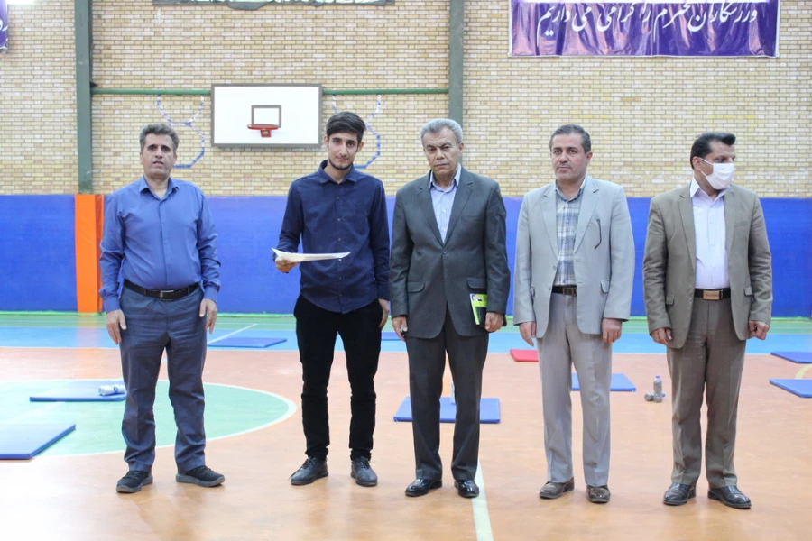 تقدیر از برگزیدگان مسابقات ورزشی به مناسبت گرامیداشت هفته تربیت بدنی به روایت تصویر 12