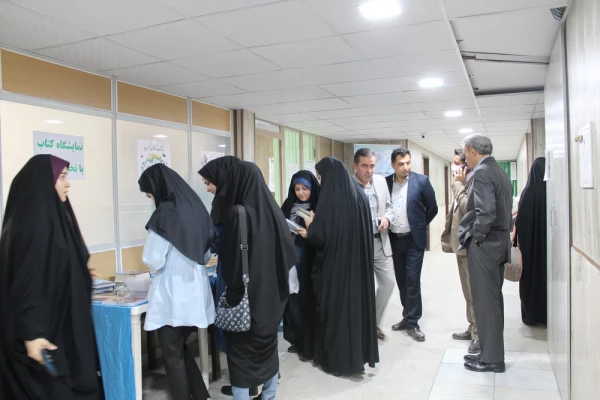 راه اندازی نمایشگاه کتاب به مناسبت هفته کتابخوانی به روایت تصویر 4