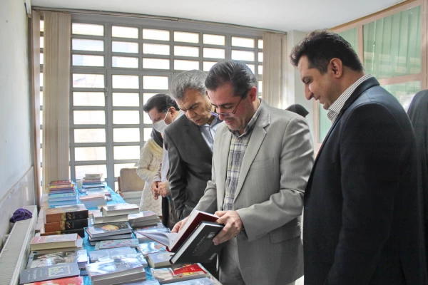 راه اندازی نمایشگاه کتاب به مناسبت هفته کتابخوانی به روایت تصویر 5