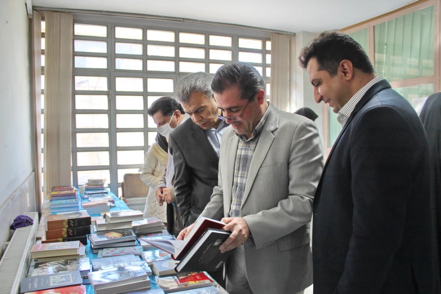 راه اندازی نمایشگاه کتاب به مناسبت هفته کتابخوانی به روایت تصویر 5