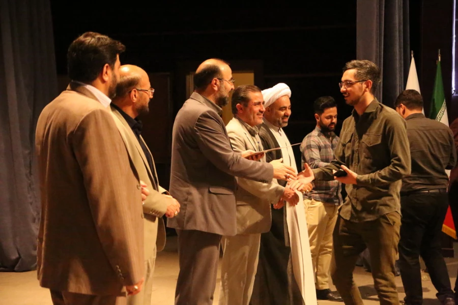 
دانشجومعلمان جهادی به دور از نگاه خبرنگاران تاریخ سازی می کنند
 10