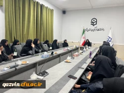 نشست صمیمی مشاور امور بانوان استانداری با دانشجومعلمان پردیس خواهران استان قزوین 2