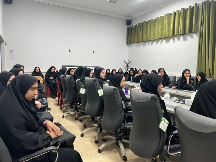 نشست صمیمی مشاور امور بانوان استانداری با دانشجومعلمان پردیس خواهران استان قزوین 3