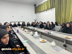 نشست صمیمی مشاور امور بانوان استانداری با دانشجومعلمان پردیس خواهران استان قزوین 5