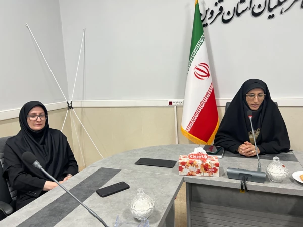 نشست صمیمی مشاور امور بانوان استانداری با دانشجومعلمان پردیس خواهران استان قزوین 6