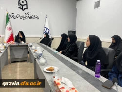نشست صمیمی مشاور امور بانوان استانداری با دانشجومعلمان پردیس خواهران استان قزوین 7