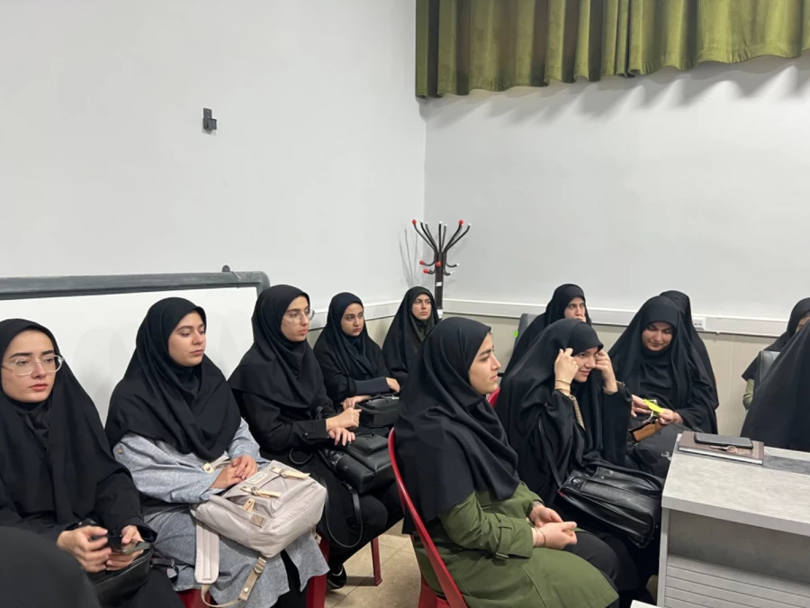 نشست صمیمی مشاور امور بانوان استانداری با دانشجومعلمان پردیس خواهران استان قزوین 8