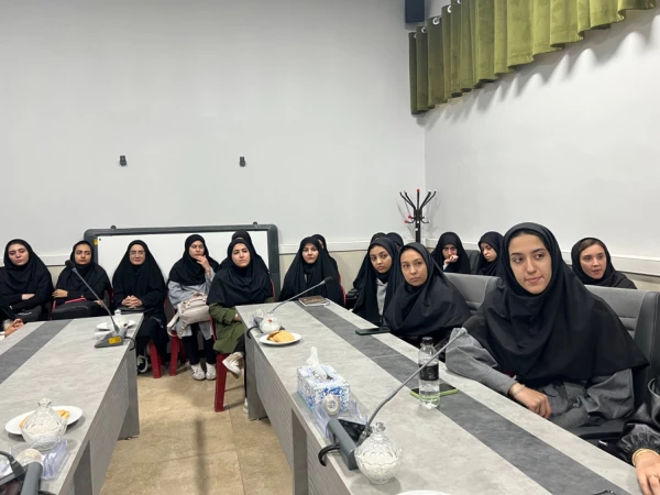 نشست صمیمی مشاور امور بانوان استانداری با دانشجومعلمان پردیس خواهران استان قزوین 15