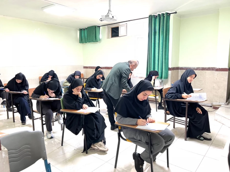 معاون آموزشی و تحصیلات تکمیلی سازمان مرکزی از روند برگزاری امتحانات استان قزوین بازدید نمود. 5