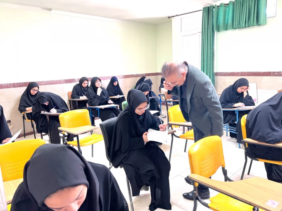 معاون آموزشی و تحصیلات تکمیلی سازمان مرکزی از روند برگزاری امتحانات استان قزوین بازدید نمود. 6