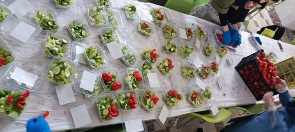 توزیع سالاد فصل در وعده ناهار؛ گامی در جهت کیفیت بخشی به تغذیه دانشجومعلمان به همت معاونت فرهنگی و دانشجویی 2