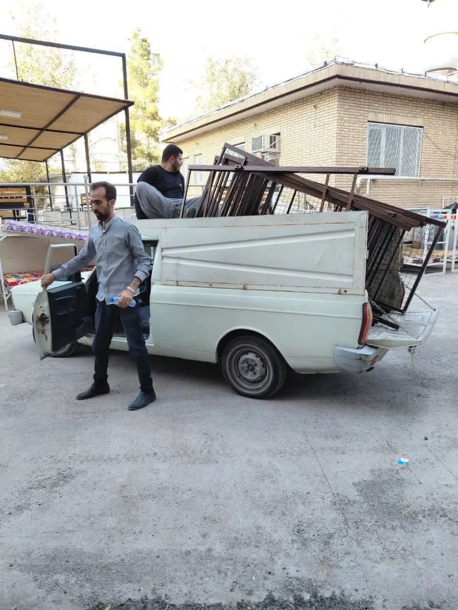 کلیه تخت ها و تشک های قدیمی طبقه اول خوابگاه ۳ با اقلام جدید جایگزین شد. 3