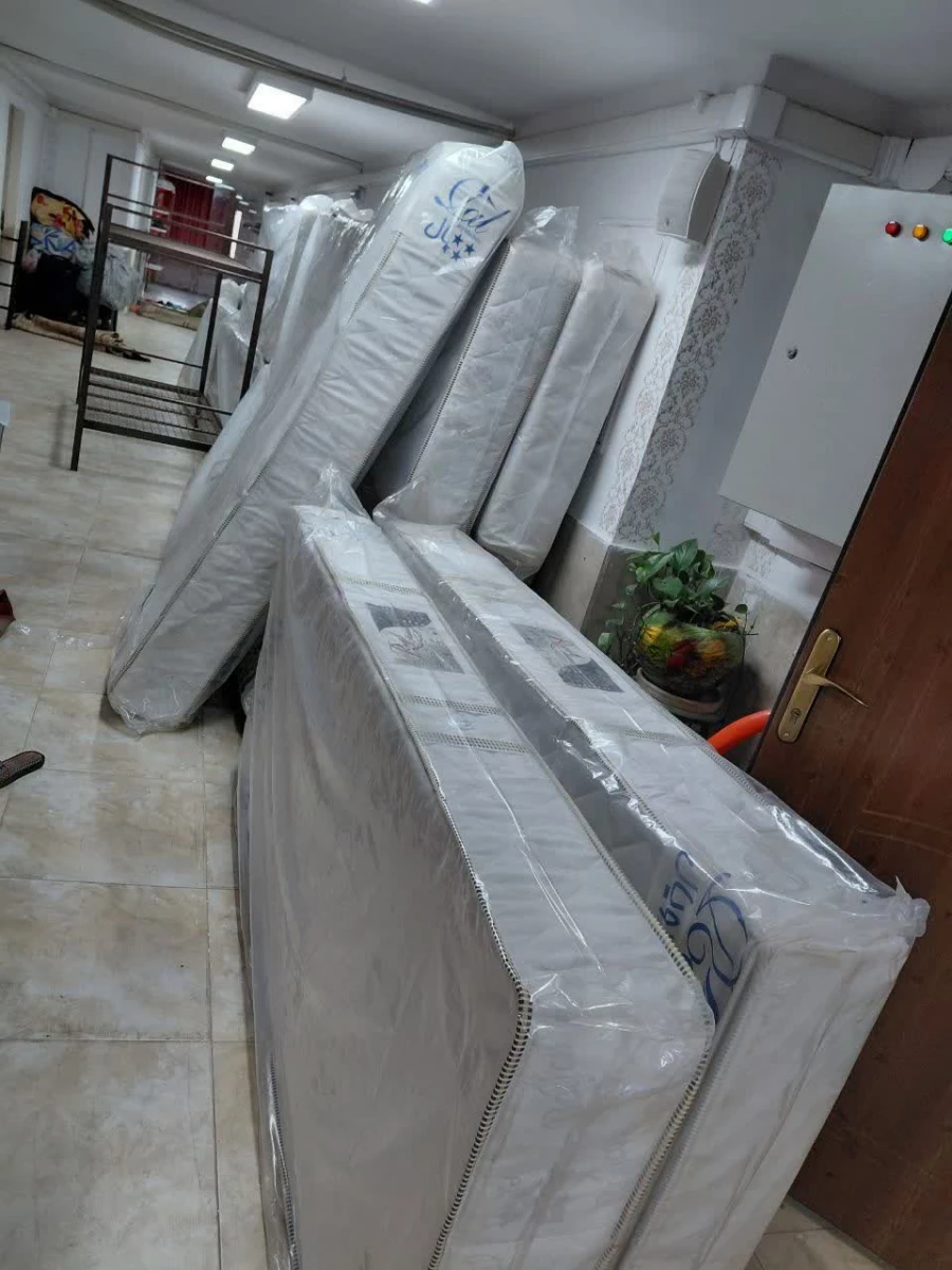 کلیه تخت ها و تشک های قدیمی طبقه اول خوابگاه ۳ با اقلام جدید جایگزین شد. 7