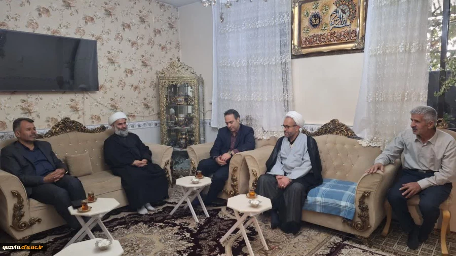 به مناسبت هفته بسیج و به همت بسیج اساتید و کارکنان و ستاد شاهد و ایثارگران، جمعی از مسئولین دانشگاه فرهنگیان استان قزوین با خانواده دانشجومعلم شهید شمس الله شفیعی اصل دیدار نمودند.  2