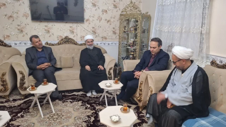 به مناسبت هفته بسیج و به همت بسیج اساتید و کارکنان و ستاد شاهد و ایثارگران، جمعی از مسئولین دانشگاه فرهنگیان استان قزوین با خانواده دانشجومعلم شهید شمس الله شفیعی اصل دیدار نمودند.  3