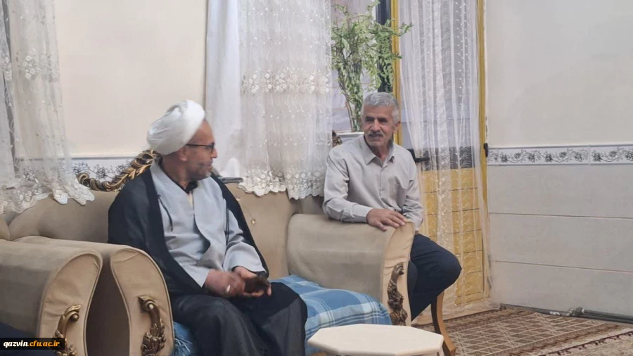 به مناسبت هفته بسیج و به همت بسیج اساتید و کارکنان و ستاد شاهد و ایثارگران، جمعی از مسئولین دانشگاه فرهنگیان استان قزوین با خانواده دانشجومعلم شهید شمس الله شفیعی اصل دیدار نمودند.  5